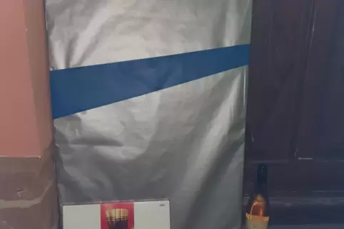 Überraschungspaket vor dem Rathaus. 