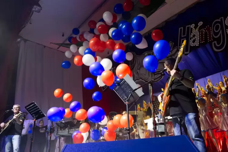 Im Luftballonregen: Die Hoi-Doi&rsquo;s bei einem ihrer letzten beiden Auftritte bei den B&ouml;hler H&auml;ngsching. 