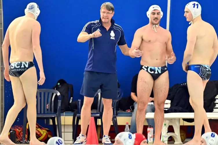 Thorsten Preuß gibt Anweisungen in der Mitte seiner Spieler.