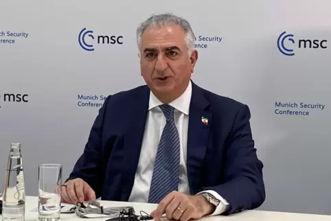 Mullah-GegnerReza Pahlavi, 62, sagt, seine Rolle sei es, Irans Opposition einen zu helfen. 