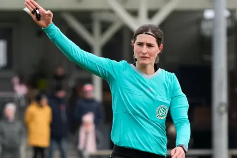 Frauen-Bundesliga-Schiedsrichterin Naemi Breier konnte das FKP-Spiel bei Eintracht Trier nicht bis zum Ende leiten.