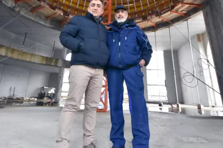 Nihat Kilicer und (links) &Ouml;mer Erd&ouml;nmez im Rohbau.