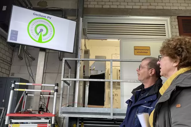 Läuft: Monteur-Chef Axel Janicki und Gechem-Inhaberin Martina Nighswonger sehen, wie viel Strom die neue Anlage gerade liefert.