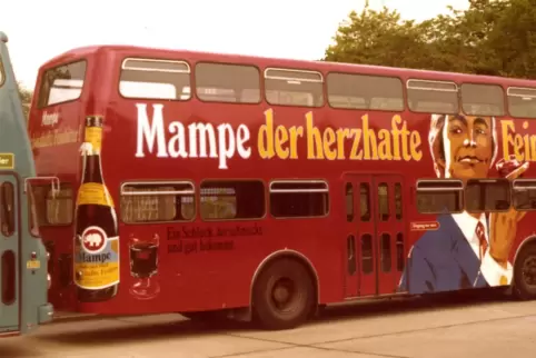 „Sind’s die Nerven, geh zu Mampe, gieß Dir einen auf die Lampe!“: Die Mampe-Werbung 1990 auf einem Berliner Bus klang schon nüch