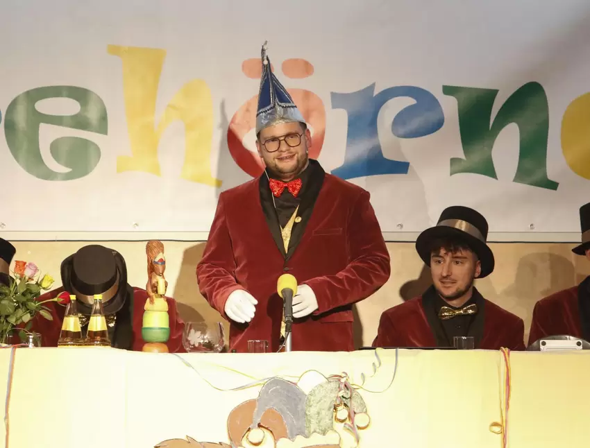 Julius Stegmann eröffnet die Sitzung.