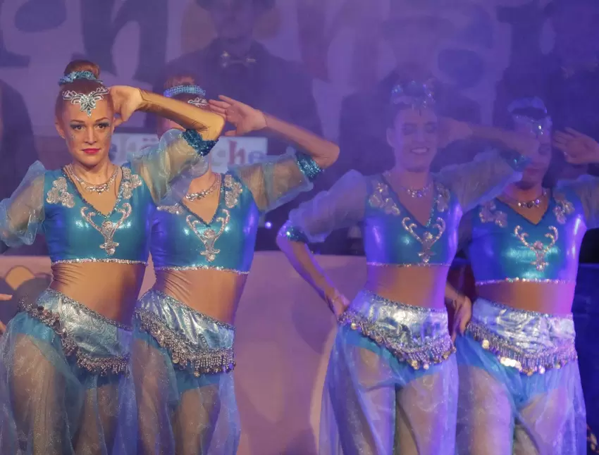 Die Showtanzgruppe Sweet Generation scheint den Märchen von 1001 Nacht entsprungen.