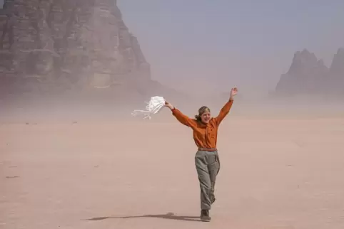 Ingeborg Bachmann (Vicky Krieps) fühlt sich befreit: Mit diesem optimitischen Bild endet „Ingeborg Bachmann – Reise in die Wüste