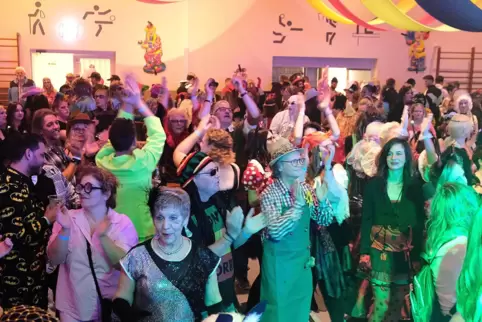 Über 250 Besucher waren beim Speckball der Kontrastbühne in der Contwiger Turn- und Festhalle