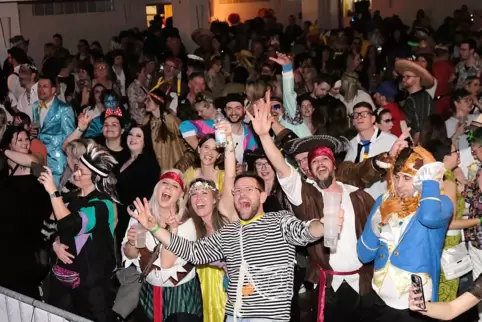 Wiedersehensfreude: Nach zehn Jahren fand wieder ein Faschingsball in der Festhalle statt. 