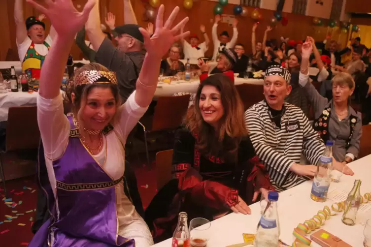 Gute Stimmung bei der S&auml;nner Fasnacht im Sportheim des TuS Sch&ouml;nenberg: am Freitagabend nicht ganz gef&uuml;llt, f&uuml;r Samstagabend abe