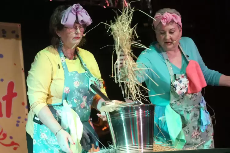 Diana Bunzel und Erna Kajukin singen &bdquo;Ein Loch ist im Eimer, Diana&ldquo;.
