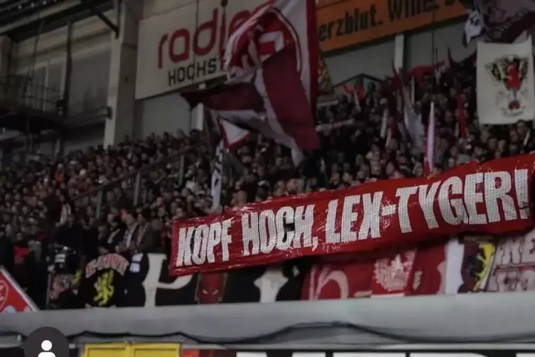 Mutmacher: FCK-Fans zeigen mit einem Spruchband Anteilnahme am Tod von Tim Lobinger, Vater des FCK-St&uuml;rmers Lex Tyger Lobinger.