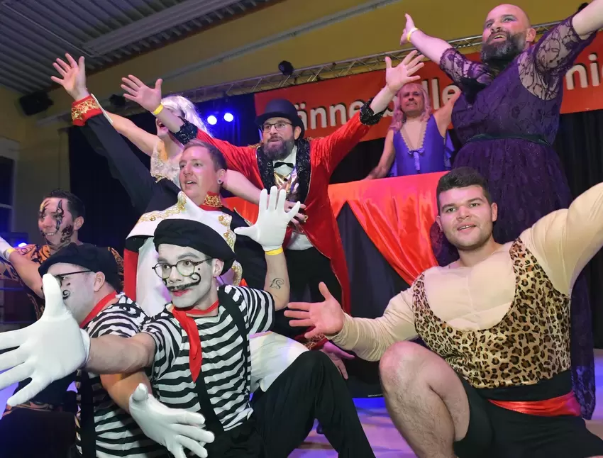 Ob als Mann, Frau oder Pantomime: Die Schorlebrieder aus Lachen-Speyerdorf heizten beim Haßlocher Carneval-Verein die Stimmung a