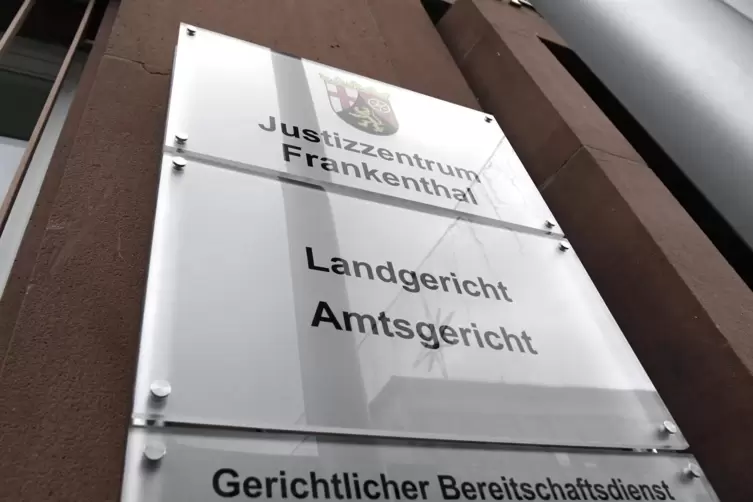 Ein 40-Jähriger aus dem Speyerer Umland ist vor dem Landgericht Frankenthal angeklagt. 