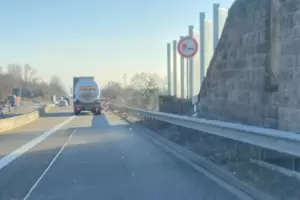 Den Öltanklaster da vorn überholt man besser nicht. Denn er kann seine Fahrspur nicht erkennen, der Überholende auch nicht.