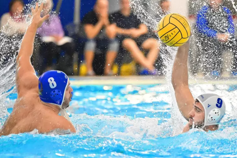 Verstärkung aus Spanien: am Ball Sergio Ramon Ramirez (rechts) gegen Frankfurts Marko Stojanovic.