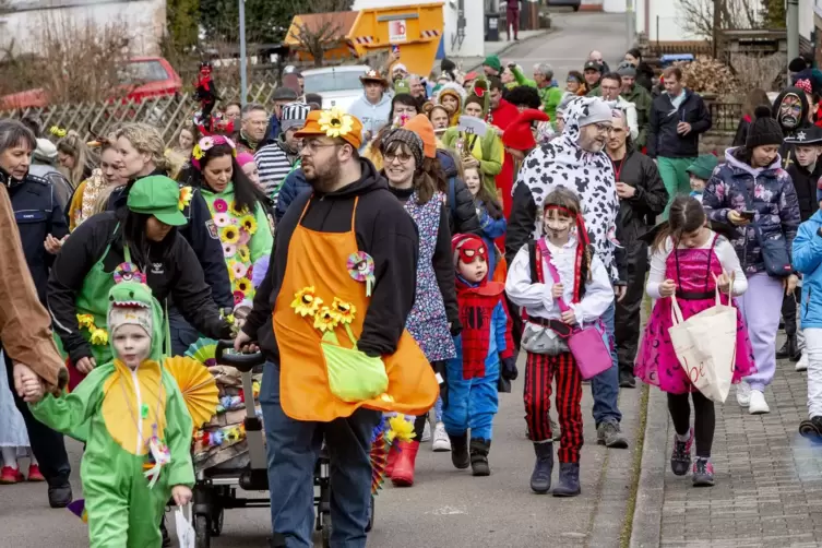 Knallbunt und mit bester Laune schritten nicht nur die kleinsten Narren beim Fastnachtsumzug der Kindertagesstätte in Hauptstuhl