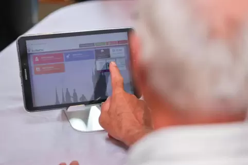 Die ehrenamtlichen Digitalbotschafter unterstützen Senioren beispielsweise im Umgang mit dem Tablet oder Smartphone. 