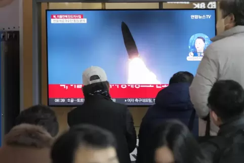  Ein Fernsehbildschirm zeigt ein Archivbild eines nordkoreanischen Raketenstarts während einer Nachrichtensendung im Bahnhof von