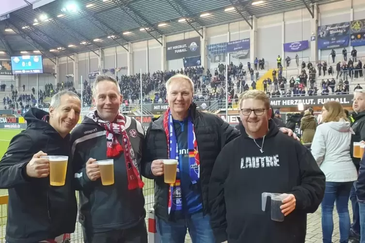  Dieter Askani, Carsten Henn, Frank Bertelsmeier und Tobias Drum (von links) aus Speyer freuen sich im Paderborner Stadion vor d