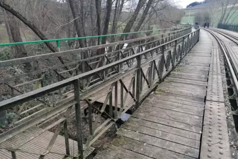 Mehrere Holzplanken brachen, als die Reiterin die Brücke über den Glan überquerte. 