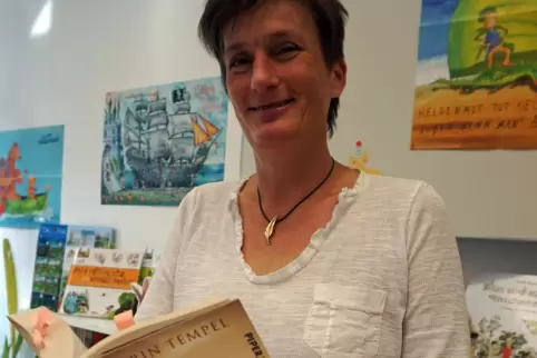 Katrin Tempel – hier bei einer Lesung in der Grundschule in Obrigheim – mit ihrem Roman „Über dem Meer die Freiheit“. 