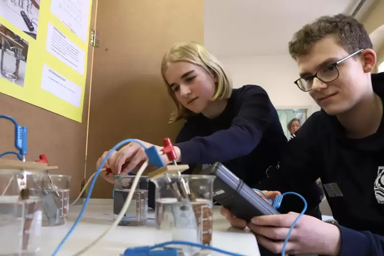  Simon Schardein (links) und Nicolas Colombo vom OHG Landau gewinnen Strom aus Lebensmittelresten.