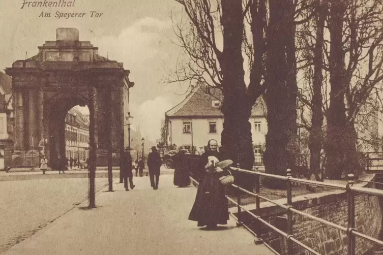 Am Speyerer Tor konnten Passanten an einem Geländer auf die Isenach hinunterschauen. 