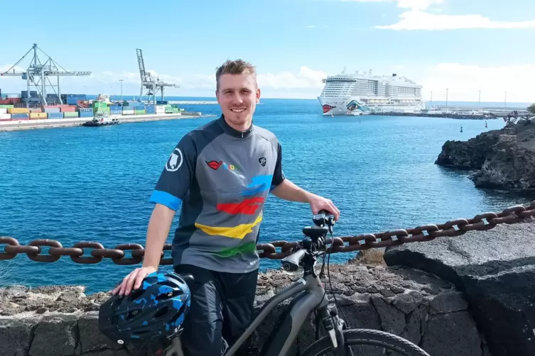 Immer gut drauf: Lukas Hiegle fühlt sich als Biking-Guide auf hoher See so richtig wohl. Im Hintergrund die Aidanova im Hafen vo