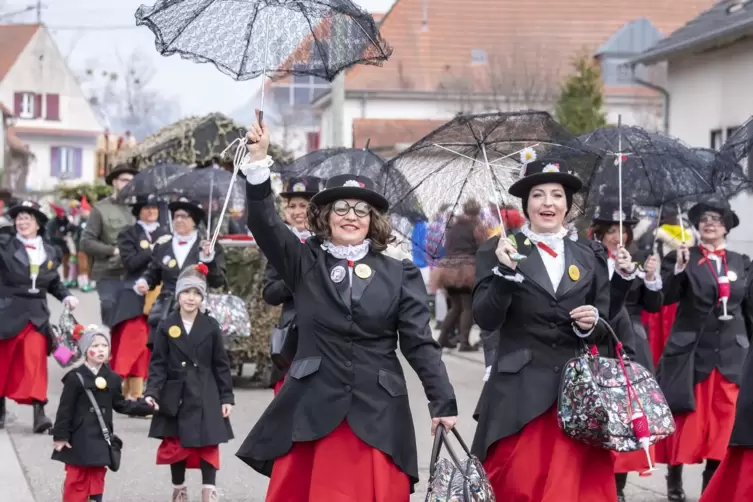 Mary Poppins, natürlich mit Tasche und Schirm, verkörperten gleich mehrfach Choralle Berg. 