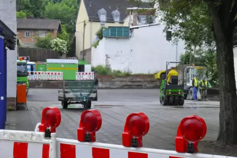 Schon damals als „Zwischenlösung“ gedacht: Im Frühsommer 2016 ist die Freifläche hinterm Blauen Pavillon in Kusel teilweise gefe