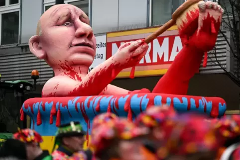 Die Düsseldorfer Narren lassen Kremlchef Wladimir Putin im Blut baden...