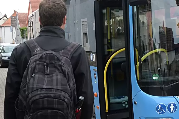 Ist in Hanhofen nicht zu jeder Uhrzeit selbstverständlich: Dass Schüler in einen Bus einsteigen können.