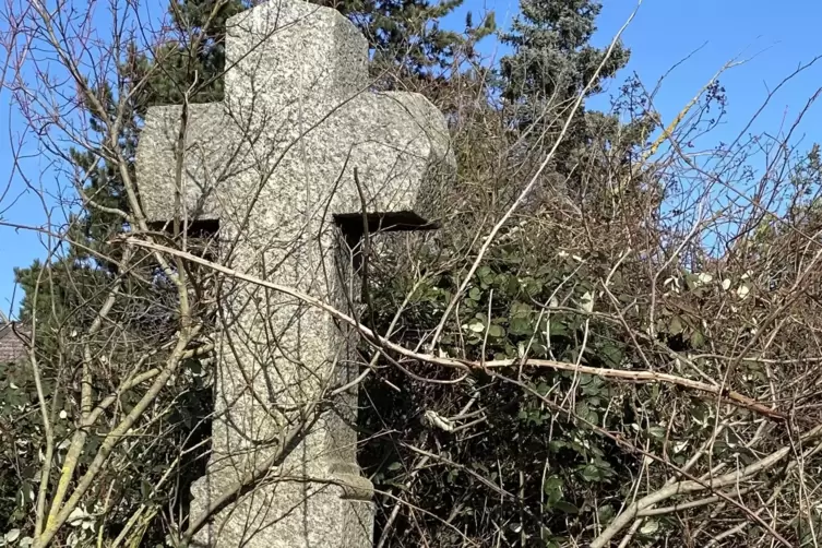 Wieder zum Vorschein gekommen: Granitkreuz. 