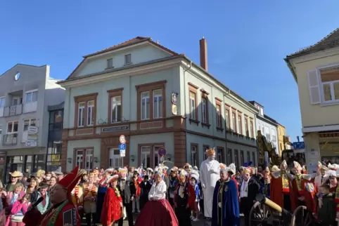 Der „Bierschof“ Uwe Geißendörfer musste lange kämpfen, bis er mit den Vertretern vom Großen Rat und der Stadtprinzessin ans Frei