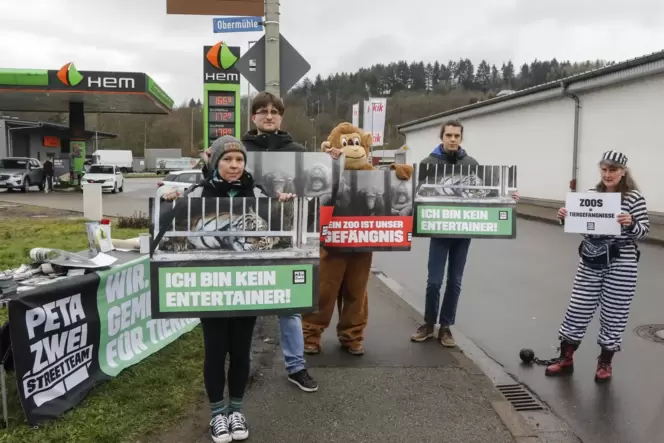 Ein kleines Grüppchen von Aktivisten hat Anfang des Monats gegen den Tierpark demonstriert. Ein kleines Grüppchen von Aktivisten hat Anfang des Monats gegen den Tierpark demonstriert.