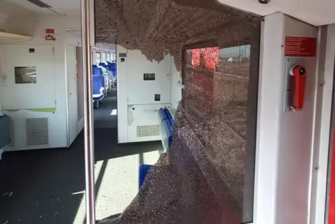 Die Scheiben wurden vermutlich mit einem aus dem Zug entwendeten Nothammer eingeschlagen. 