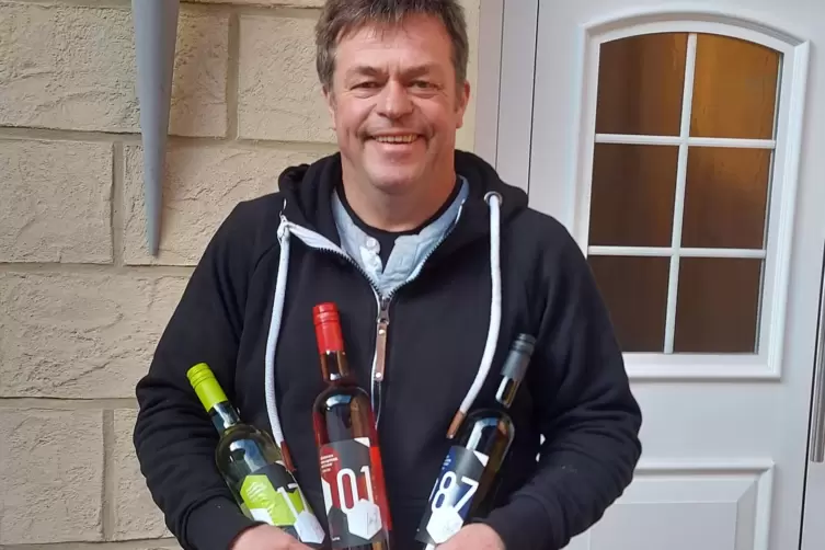 Gunter Metz heute, mit seiner Dreierkette in den Armen. 