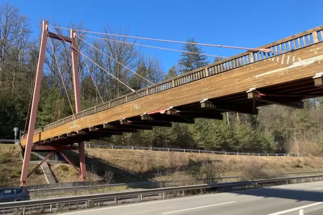 Seit dem vergangenen Jahr ist die Fußgängerbrücke über die B10 am Ständenhof gesperrt. Möglicherweise muss sie erneuert werden. Seit dem vergangenen Jahr ist die Fußgängerbrücke über die B10 am Ständenhof gesperrt. Möglicherweise muss sie erneuert werden.
