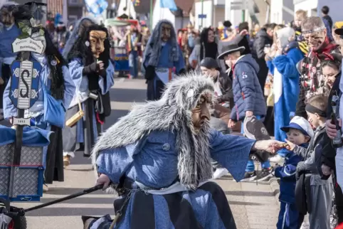 Die Portzer Windhexen beim Umzug in Neuburg. 