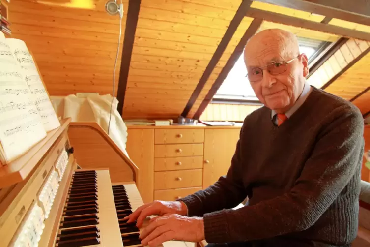 Übt auf seiner "Heimorgel" für Konzerte und Kirchenmusik: Der 90-jährige Pfarrer in Ruhestand Joachim Hoene aus Ruppertsweiler. 