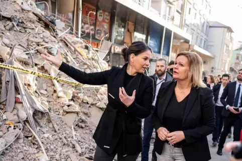 Machten sich selbst ein Bild von der Zerstörung: Außenministerin Baerbock (links) und Innenministerin Faeser.