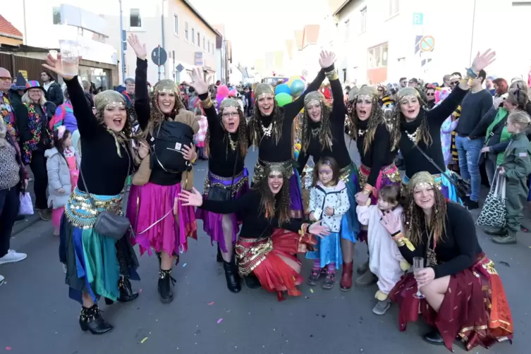 In Feierlaune: Die Funky Diamonds nehmen am Umzug teil. 