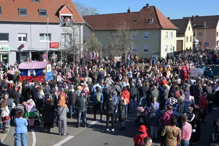 Am Partnerschaftsplatz versammeln sich die Umzugsbesucher. 