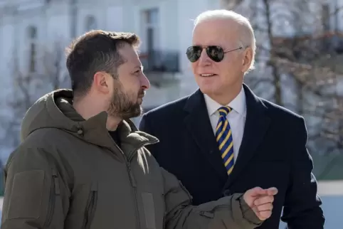 Joe Biden (r), Präsident der USA, und Wolodymyr Selenskyj, Präsident der Ukraine, bei einem Treffen in Kiew. 