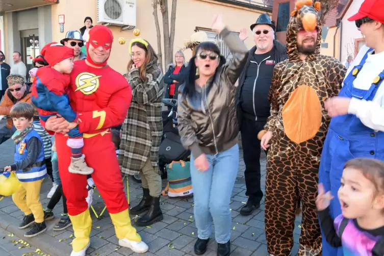 Am Stra&szlig;enrand: verkleidete Besucher. 
