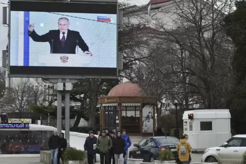 Im Moskau wurde Putins Rede zur Lage der Nation auch auf öffentlichen Info-Bildschirmen gezeigt.