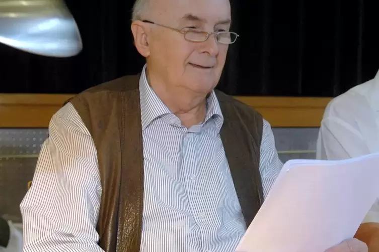 Widmet sich dem Schreiben: der langj&auml;hrige G&ouml;llheimer B&uuml;rgermeister Hans Appel. 