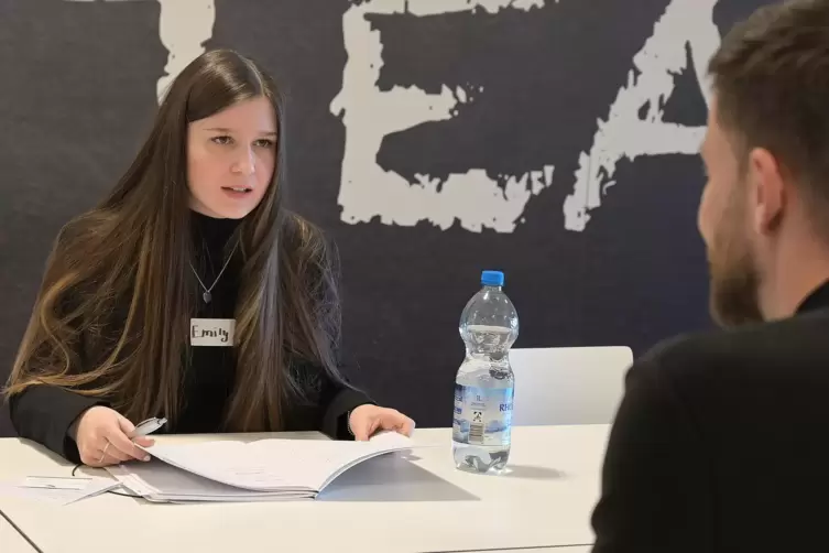 Leibniz-Schülerin Emily Welter beim simulierten Vorstellungsgespräch mit Nicolas Veith von der Firma Profine. 