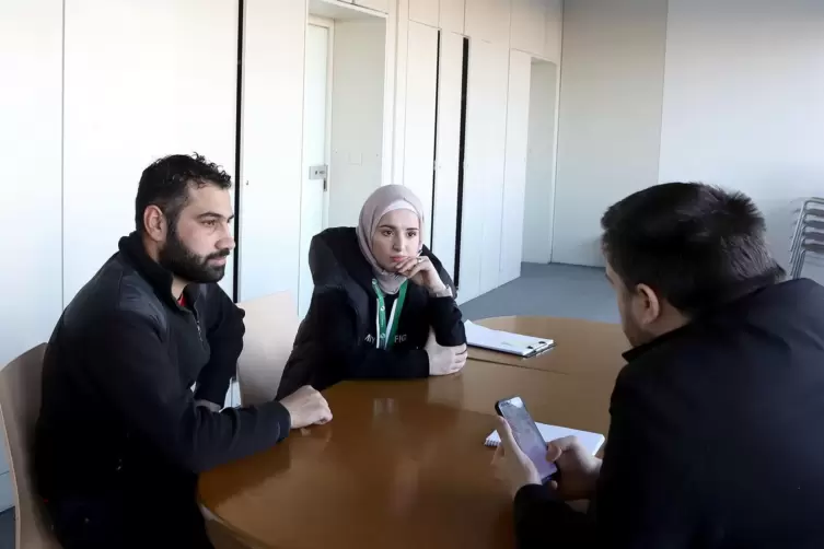  Abid Almhemes aus Alraqqa in Syrien sorgt sich im Gespr&auml;ch mit Michael Schwab (rechts) um seine Familie. 